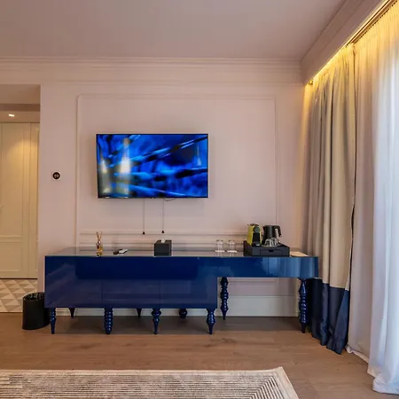 The Collector Boutique Hotel 4*